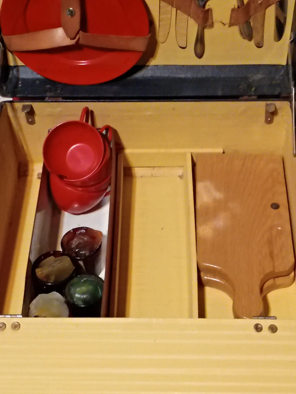 Red Picnic Cutlery and Plate Set Organizer